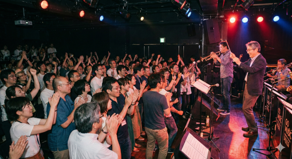 満員のライブ会場で演奏するビッグバンド